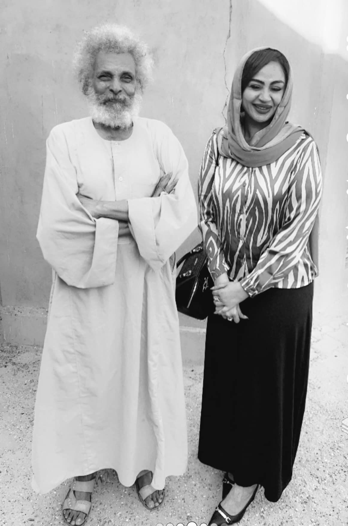شاهد بالصور.. بعد عودتها إلى أرض الوطن.. فاتنة الشاشة السودانية تسجل زيارة للفنان الكبير أبو عركي البخيت: (عركينا الذي نحن !! الوطن التاني وصاحب المبدأ)