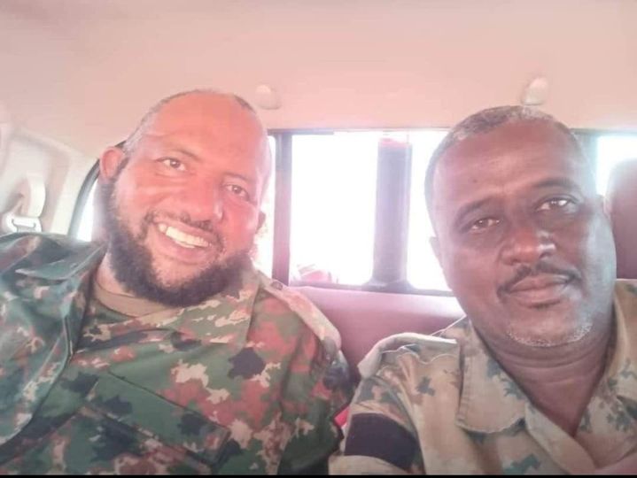 شاهد بالصورة.. نائب رئيس جماعة أنصار السنة الشيخ محمد الأمين إسماعيل يرتدي الزي العسكري وينزل الميدان والجمهور يتفاعل: (لن تهزم أمة يقودها العلماء والحفظة)