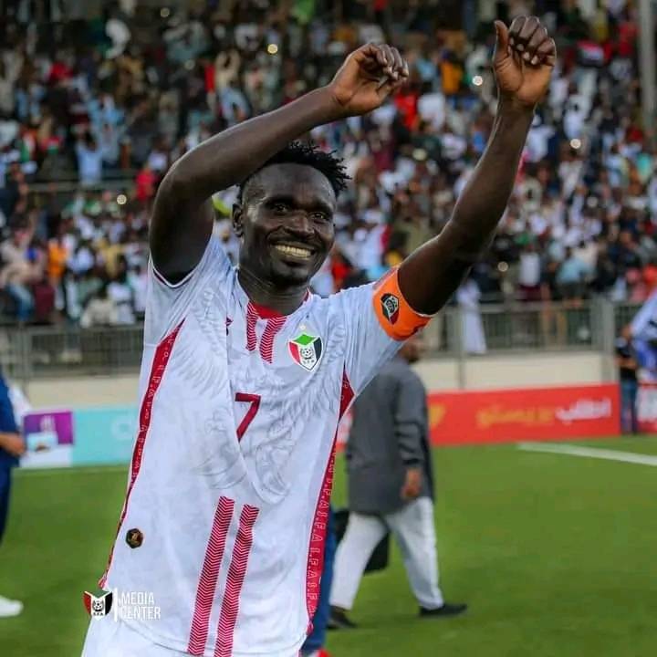 شاهد بالصورة.. قائد المنتخب السوداني يحتفل بالانتصار التاريخي على غانا بــ(زردية) البرهان الشهيرة