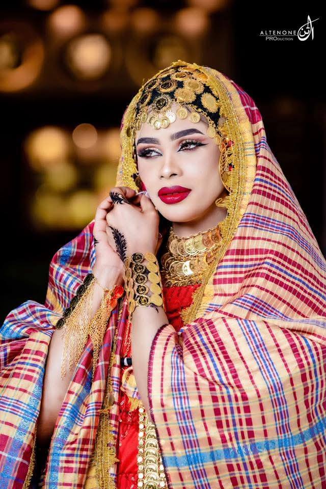 شاهد بالصور.. الفنانة إيلاف عبد العزيز تبهر المتابعين بظهورها بــ(الجرتق) الأنيق في ليلة زفافها
